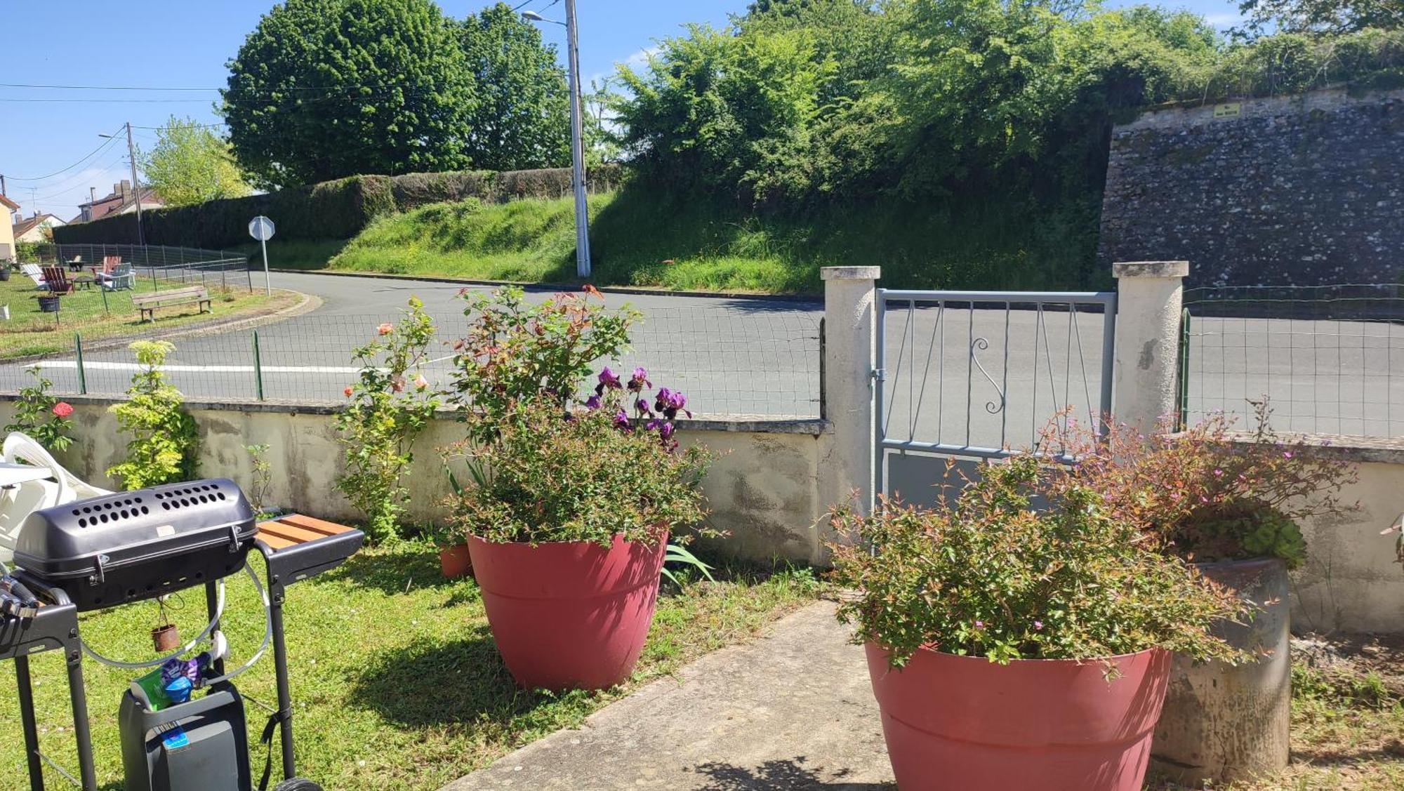 Maison Plain Pied, 2 Chambres, Longere Typique , Fraiche, Dans Bourg Avec Tous Commerces Luçay-le-Mâle Zewnętrze zdjęcie